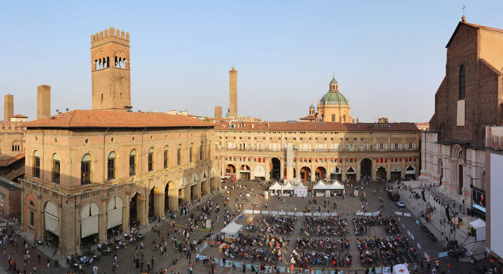 Piazza Maggiore nella luce del pomeriggio, vista da Palazzo Comunale, con San Petronio sulla destra e i tetti di Bologna.